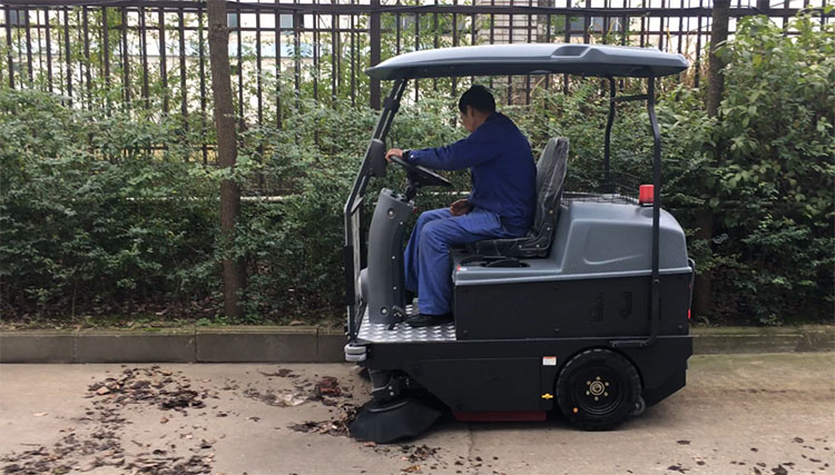 旭潔S1400小型電動掃地車工業園校園掃地效果圖